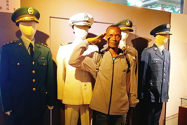 秋季班肯亞籍外籍生向軍人致敬