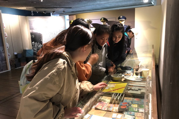 秋季班外籍生討論眷村博物館展物