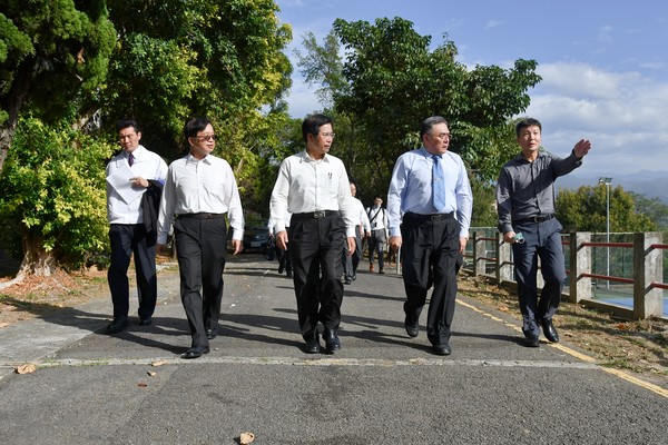 校長李偉賢陪同部長巡視校園