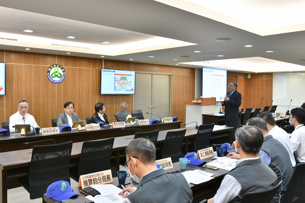 校長李偉賢向教育部長等簡報