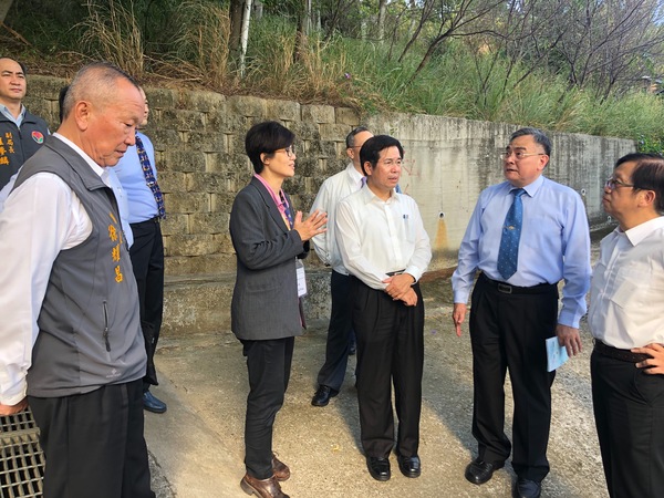 學務長吳翠松向教育部長等一行人說明