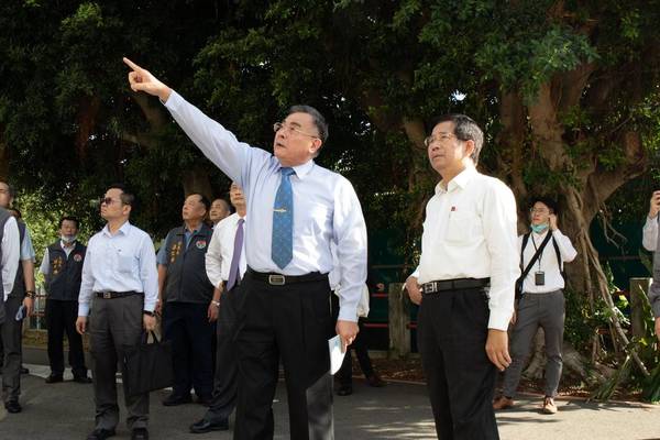 校長李偉賢向部長說明