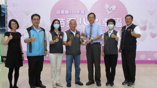 副校長胡宣德(右3)接受苗栗縣徐耀昌縣長(右4)致贈感謝盃