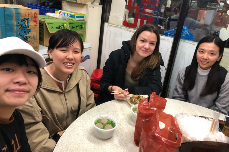 華語實習老師帶領學員品嚐到當地美食