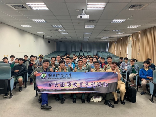 各軍種招募官與學生合影