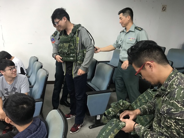 體驗穿著防彈背心感覺