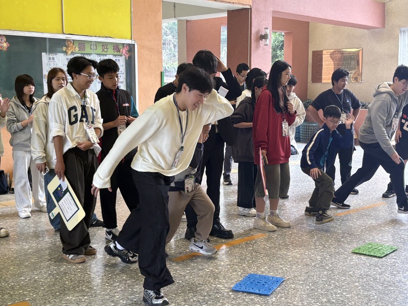 大學伴與小學伴玩得很開心圖片