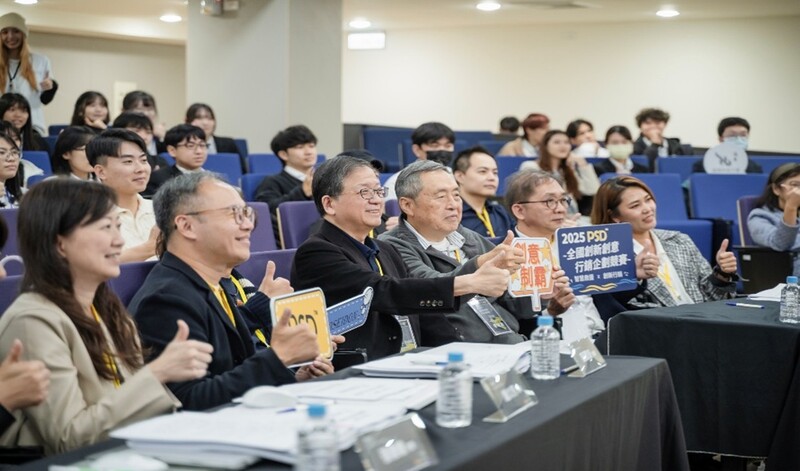 圖3、產學7位評審團嚴格評選，左三北商大任立中校長圖片