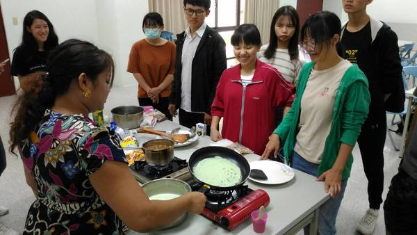 印尼飲食工作坊─講師示範製作餅皮