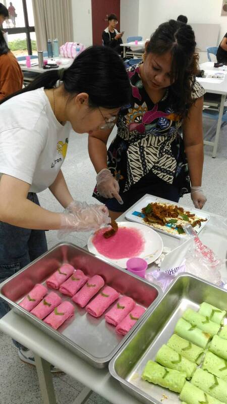 印尼飲食工作坊─學生動手做椰絲捲