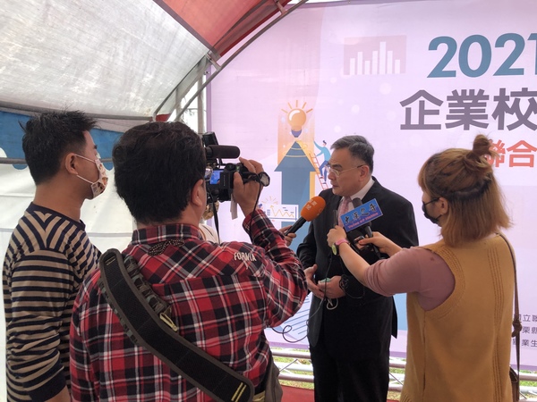 李偉賢校長接受媒體聯訪