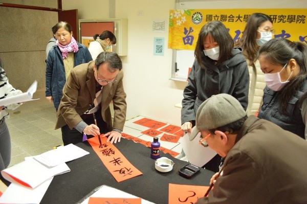 客家學院林本炫院長現場揮毫