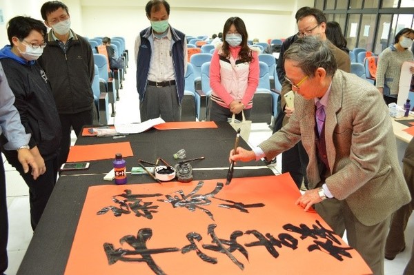 資工系蔡丕裕主任及王能中教授觀賞書法家揮毫