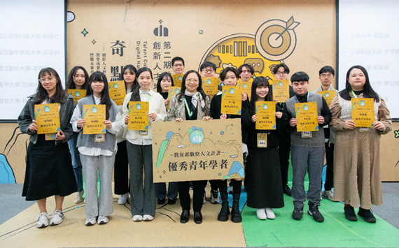 圖4、文創三李崇甫同學與曾昇富同學獲優秀青年學者獎(文創系提供)
