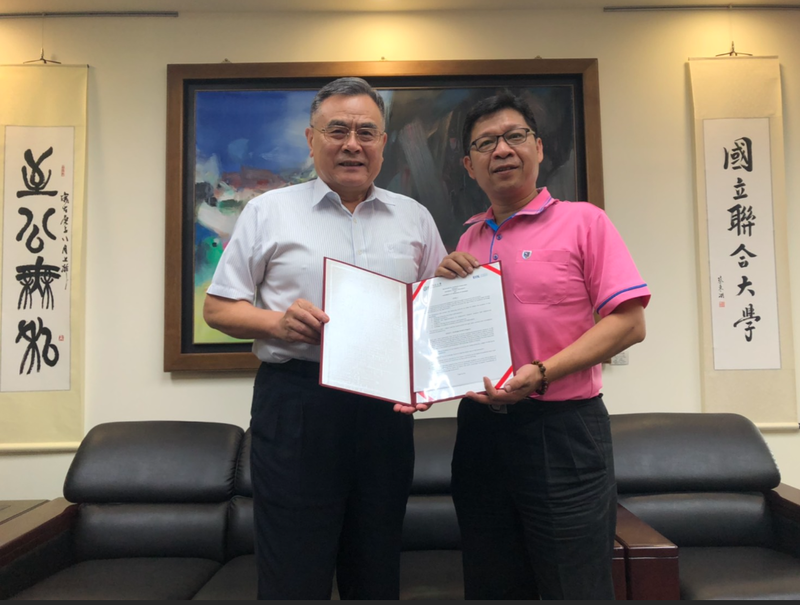 文創系李威霆主任與李偉賢校長簽署Nebraska University後之MOU合影圖片