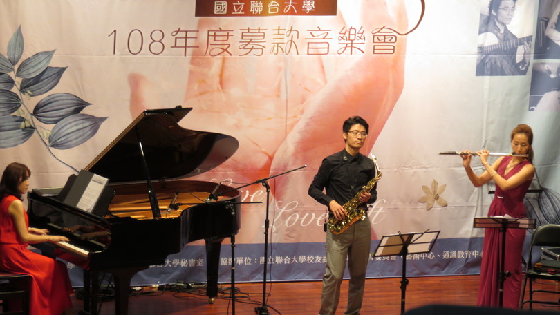 演奏者專注表演4