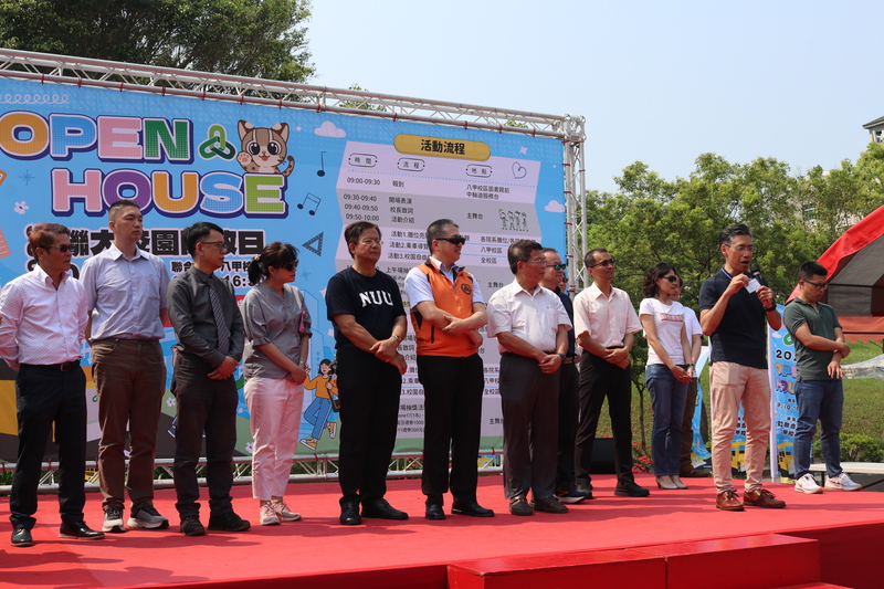 圖2.聯大一二級行政教學主管上台介紹單位服務內容並熱情歡迎民眾的到來圖片