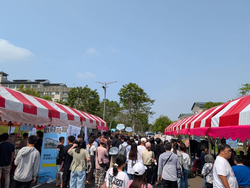 圖4.各項活動於上午10展開，民眾前往聯大各系館參觀圖片