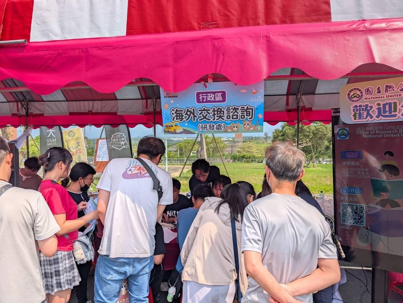 圖5.研發處國際組於院系博覽會設攤，海外交換項目諮詢熱絡圖片
