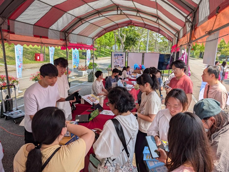 圖6.聯大師生於攤位熱情介紹本校資訊，與民眾互動圖片