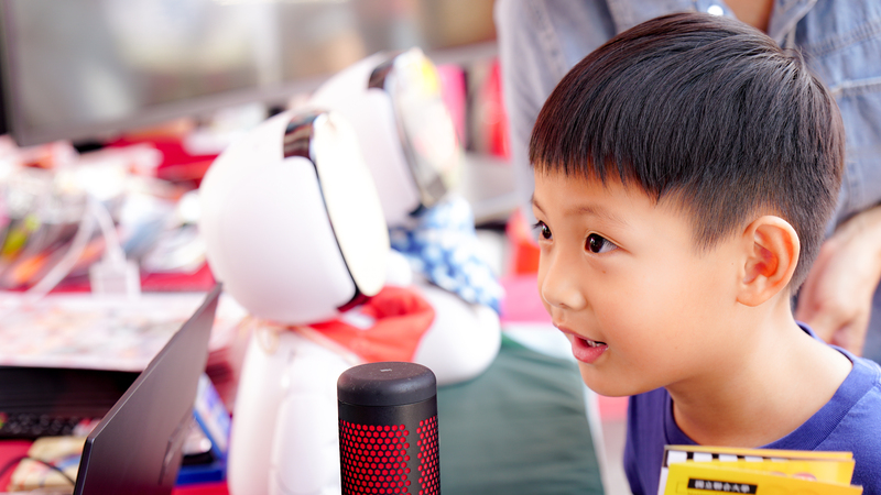 圖8.民眾與文化創意與數位行銷學系的客語AI機器人互動，場面可愛動人圖片