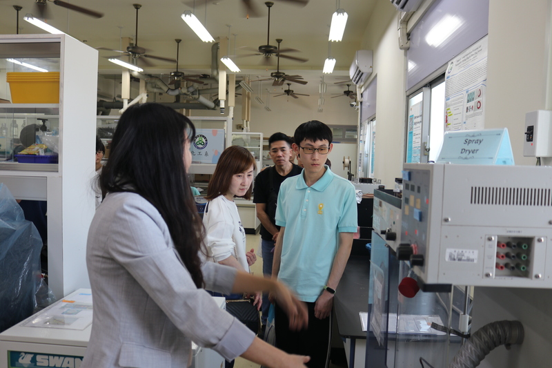 圖9.民眾前往實驗室參訪各項教學儀器，認真專注圖片
