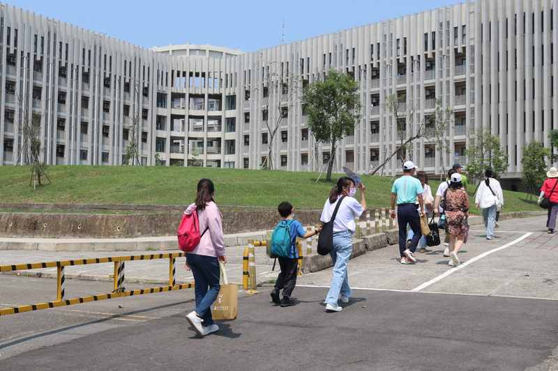 圖10.民眾前往擁有豪華山景的學生宿舍參訪圖片