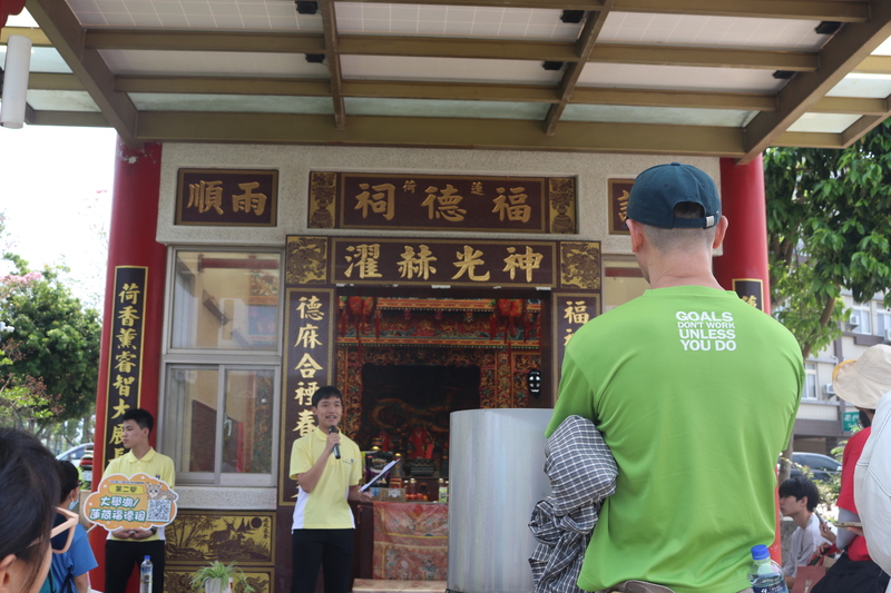 圖11.親善大使於蓮荷福德祠與大學湖導覽，介紹校園環境圖片