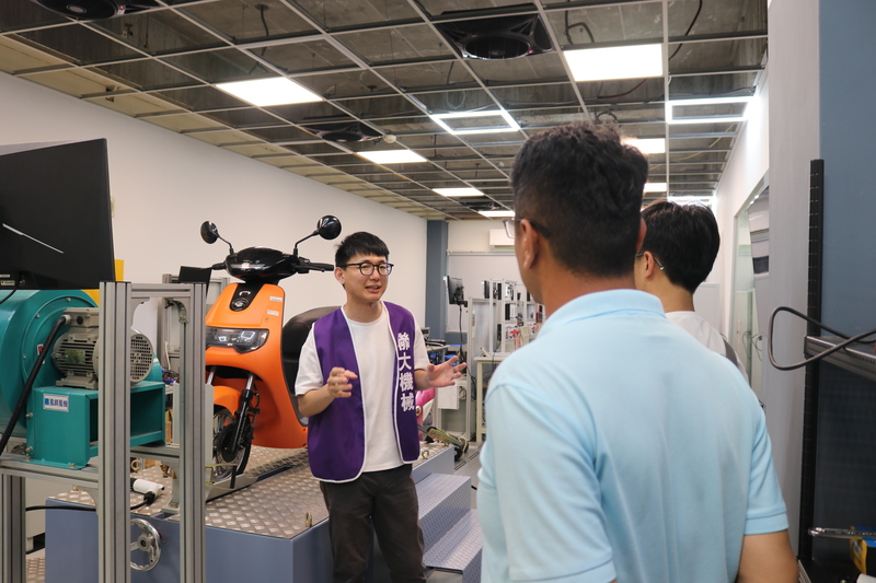 圖14.下午場活動熱情展開，民眾於機械系參訪實驗室圖片