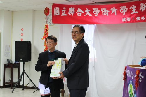 圖2：致贈紀念品，柳文成副校長(左)、移民署王驥主任(右)圖片