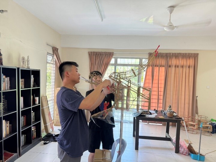 文觀系三年級的賴宥成帶領另兩位同學，以九天時間在金寶現地製作整條龍