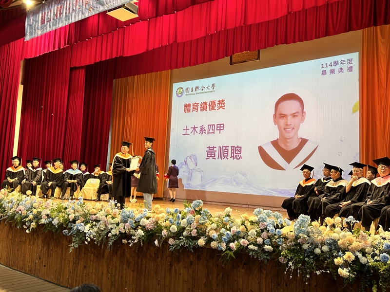 圖7.115年全國大專校院運動會110公尺跨欄銀牌得主黃順聰同學上台領受體育優良獎圖片