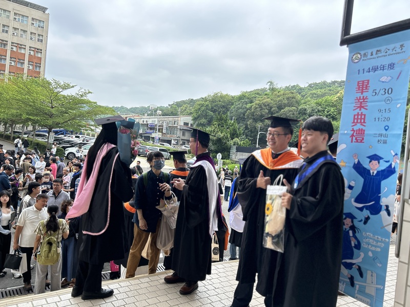 圖14.畢業生與校長合影留念圖片