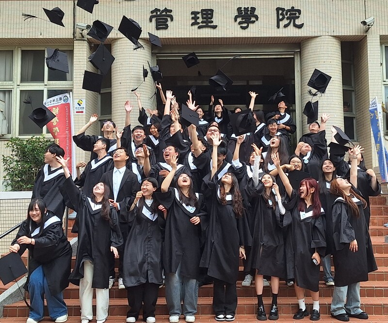 圖15.財金系畢業生拋帽慶祝，開心畢業！圖片