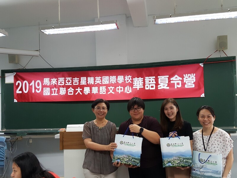 始業式：華語文中心劉若緹主任致贈禮品，歡迎吉星菁英國際學校的蒞臨圖片