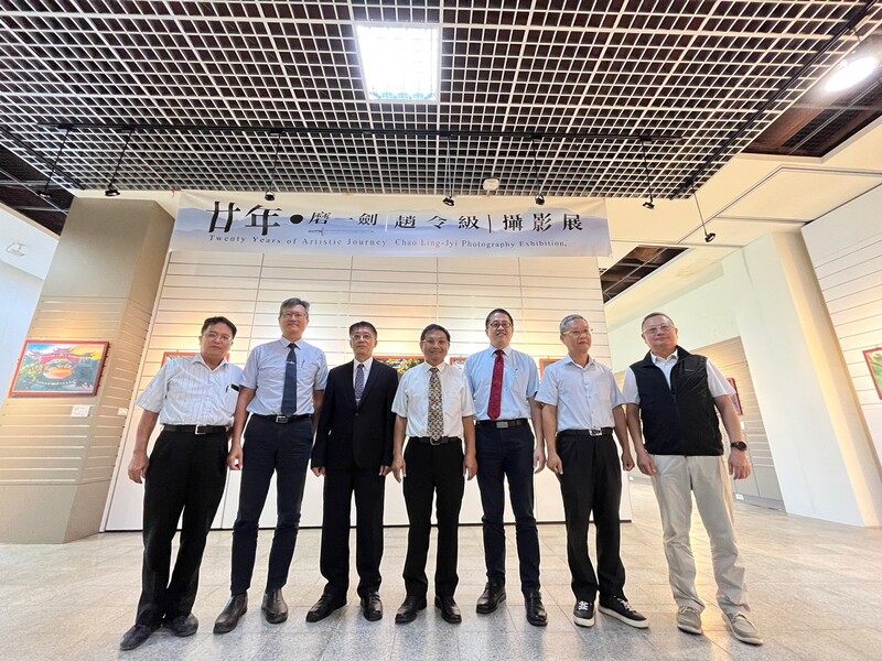 藝術家趙令級先生、柳文成副校長、侯帝光副校長等人合影留念,祝願展覽順利成功圖片