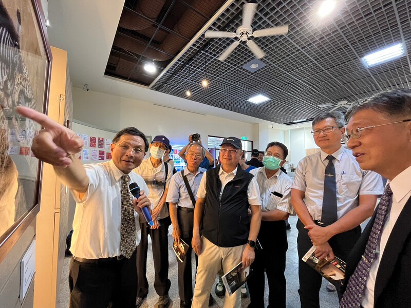 藝術家趙令級先生為與會嘉賓親自導覽,交流熱烈圖片
