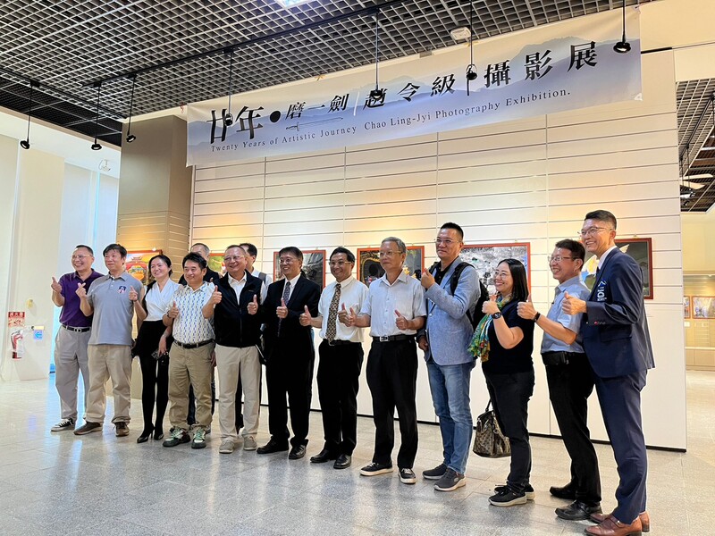 與會嘉賓合影,共同見證趙令級先生之藝術成就圖片