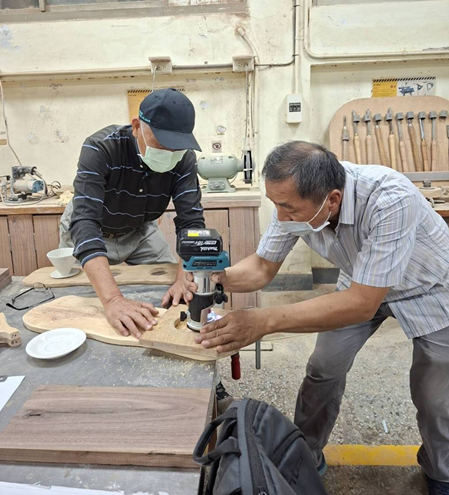 圖2.張建成教授協助學員操作鋸木機台圖片