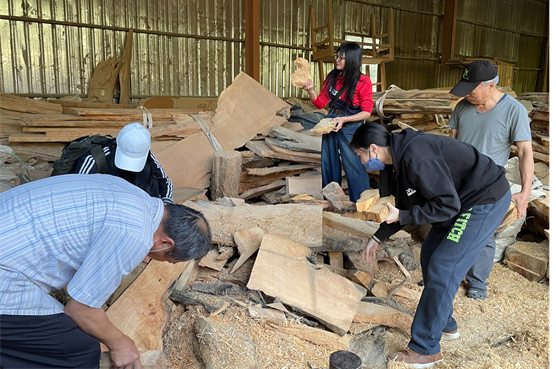 圖3.張建成教授帶領學員至三義購買肖楠木板圖片