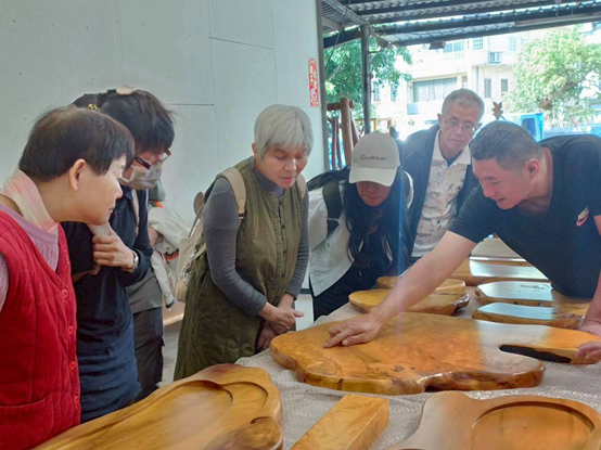 圖4.張建成教授帶領學員參觀三義鄉龍柱木藝廠圖片