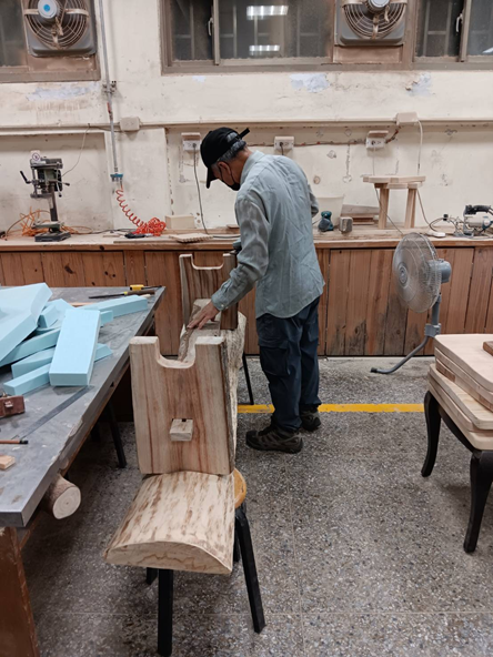 圖6.徐子凡教官將家中銀杏枯木化廢為寶的創作過程圖片