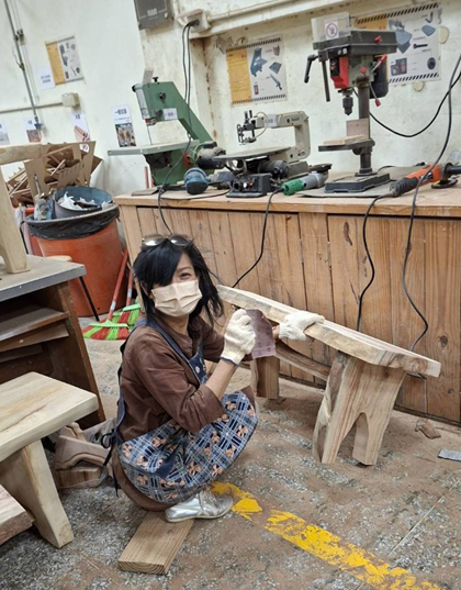 圖7.高貴女士正在製作扎實長凳圖片