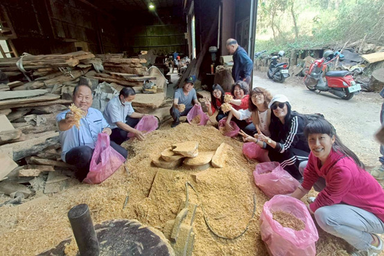 圖9.師生購買肖楠木檜木，也獲贈香氣滿滿的檜木屑圖片