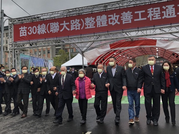 與會長官與壽公壽婆共同步行見證聯大路通車圖片