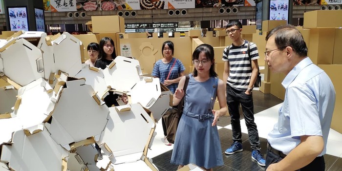 聯大設計學院吳桂陽院長(右)聆聽學生韋林彣講解窺景作品