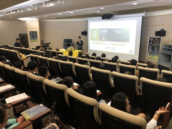 楊富閔駐校作家演講