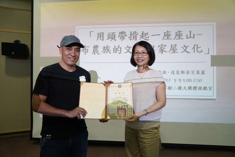 主持人黃惠禎教授致贈感謝狀圖片