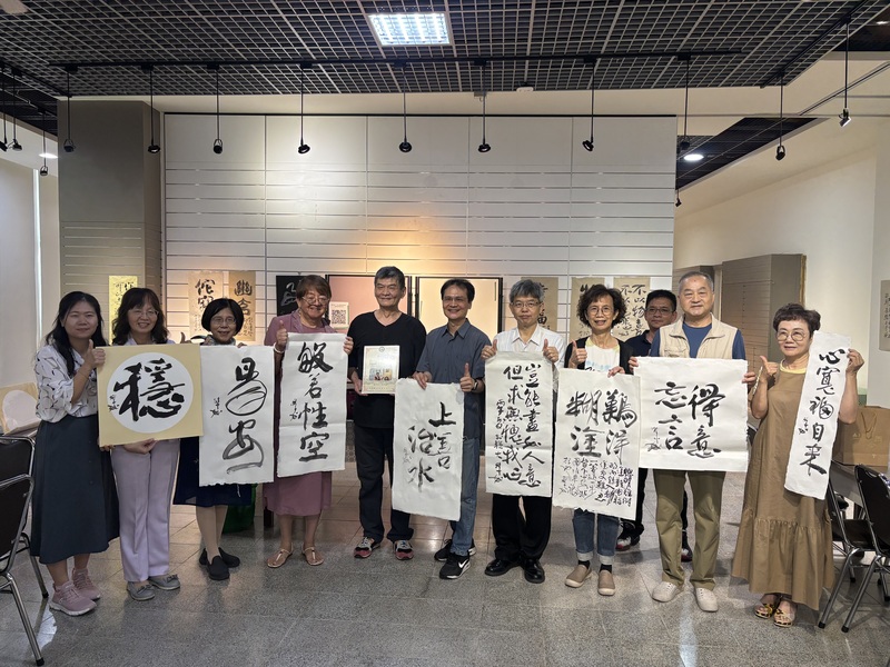 圖2.吳季如老師與聯大共教會主委馬肇聰教授及與會師長合影留念圖片