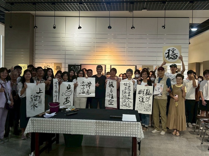 圖3.吳季如老師與當天與會之聯大師生及現場揮毫作品合影留念圖片